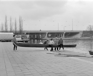 882263 Afbeelding van enkele roeisters die een boot te water laten, bij de roeiaccomodatie aan de Vaartsche Rijn ...